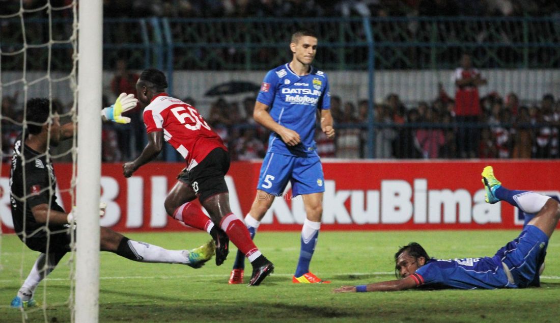 Selebrasi Pemain Madura United 50 Erick Weeks setelah membobol gawang Persib Bandung yang dijaga 1 M Natshir Fadhil Mahbuby, pada Laga kontra ISC-A antara Madura United vs Persib Bandung, di Stadion Gelora Bangkalan. berakhir dengan skor 2-1 untuk Madura United. Foto : Allex Qomarulla/Radar Madura/JPNN.com - JPNN.com