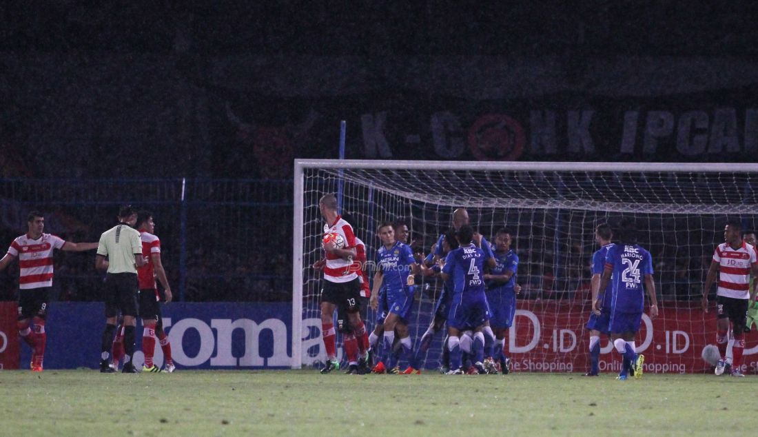 Selebrasi Pemain Persib Bandung setelah membobol gawang Madura United yang dijaga 33 Joko Ribowo, pada Laga kontra ISC-A antara Madura United vs Persib Bandung, di Stadion Gelora Bangkalan. berakhir dengan skor 2-1 untuk Madura United. Foto : Allex Qomarulla/Radar Madura/JPNN.com - JPNN.com