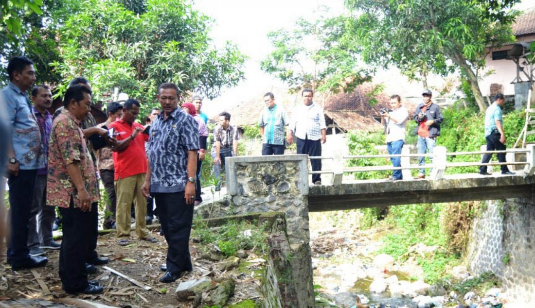 Minta Dibersihkan : Bupati Kuningan H Acep Purnama (menunjuk) marah dengan ulah warganya yang suka membuang sampah ke sungai, kemarin. Bupati meminta Kades Cikahuripan, Kabupaten Kuningan untuk membersihkan sungai yang dipenuhi sampah tersebut. Foto : Agus Panther/Radar Kuningan/JPNN.com - JPNN.com