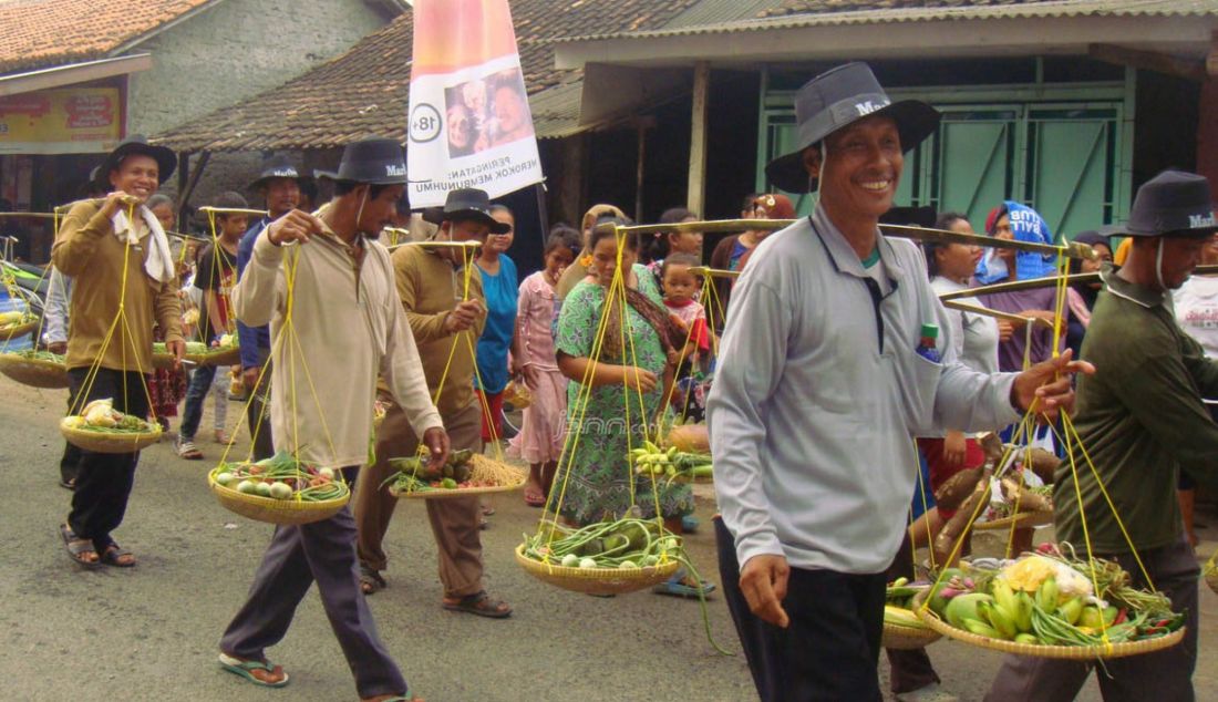 Petani di wilayah Indramayu Barat menggelar upacara sedekah bumi sebelum memulai tanam padi. Upacara tersebut menjadi awal masa tanam karena musim tanam program IP300 di wilayah Kecamatan lain tidak optimal. Foto : Kholil Ibrahim/Radar Indramayu/JPNN.com - JPNN.com