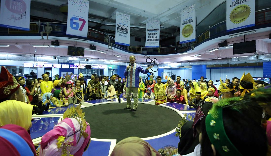 Bangga - Dahlan Iskan memberikan nasihat sebelum melepas puluhan siswa dari Sabang sampai Merauke yang mendapatkan beasiswa ke Tiongkok di redaksi Grahapena Surabaya kemarin(8/10). Foto : Dite Surendra/Jawa Pos/JPNN.com - JPNN.com