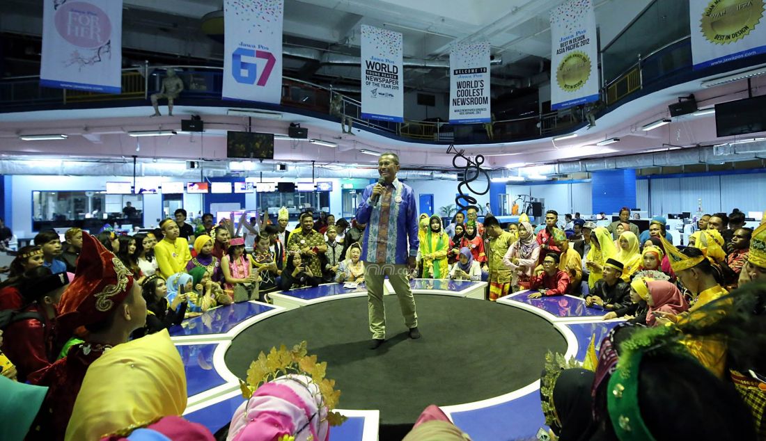 Bangga - Dahlan Iskan memberikan nasihat sebelum melepas puluhan siswa dari Sabang sampai Merauke yang mendapatkan beasiswa ke Tiongkok di redaksi Grahapena Surabaya kemarin(8/10). Foto : Dite Surendra/Jawa Pos/JPNN.com - JPNN.com