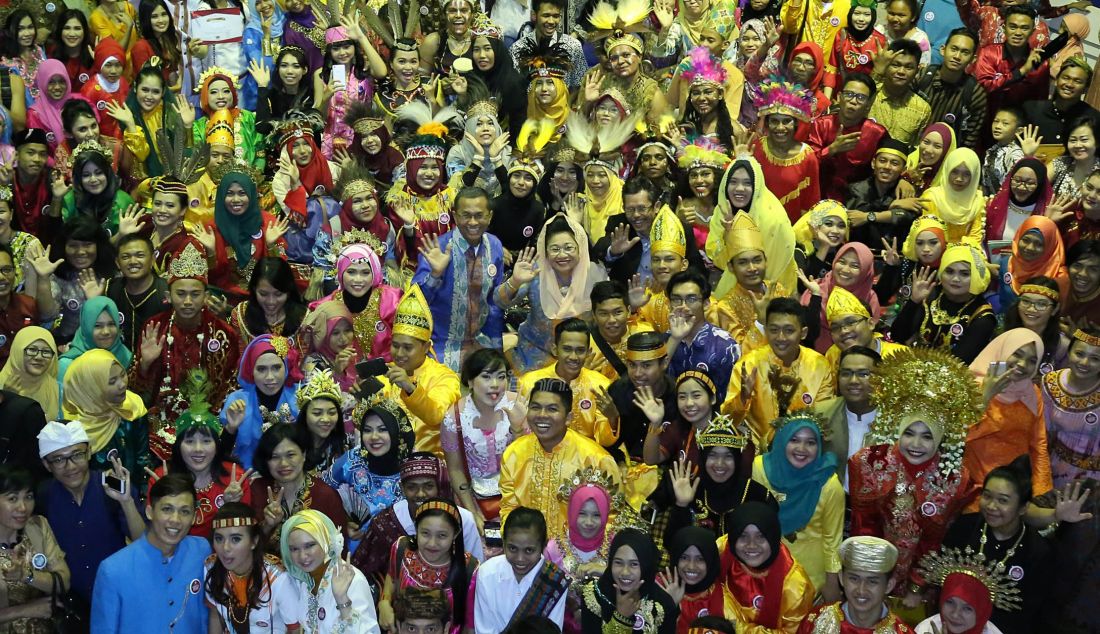 Bangga-Dahlan Iskan(tengah) dan istrinya Nafsiah Sabri berfoto bersama dengan puluhan siswa dari Sabang sampai Merauke yang mendapatkan beasiswa ke Tiongkok di redaksi Grahapena Surabaya kemarin(8/10). Dite Surendra/Jawa Pos/JPNN.com - JPNN.com