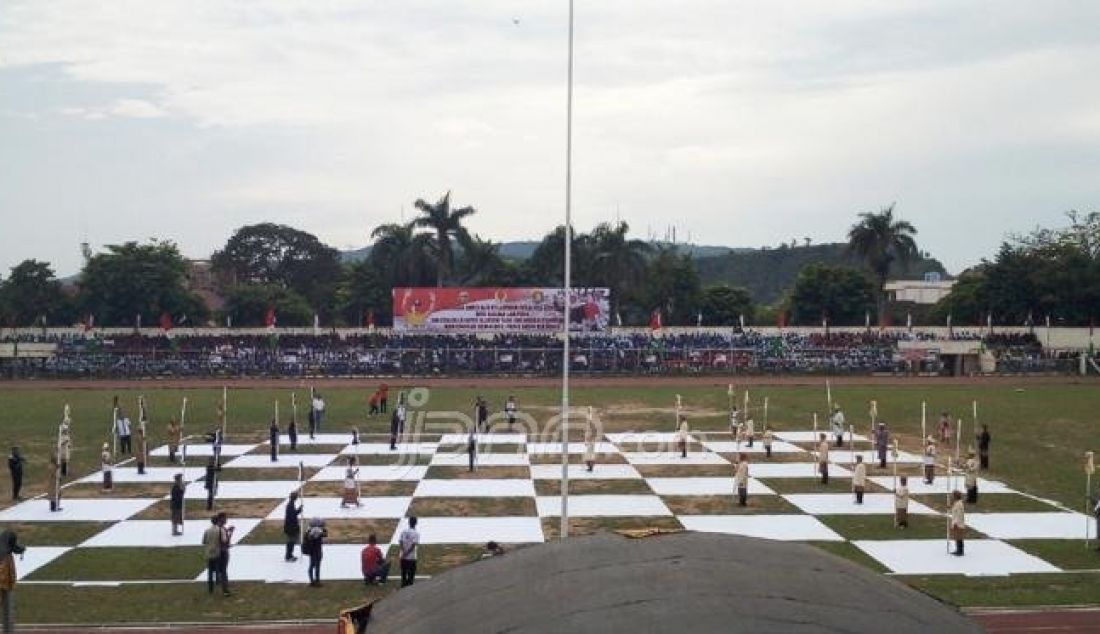 Pionir manusia melangkah di papan catur terbesar mengikuti arahan Pengurus PB Percasi pusat Utut Adianto dan Ketua Umum KONI Lampung, Eva Dwiana. Papan catur tersebut berukuran 32x32 meter meraih rekor Muri yang digelar di Stadion Pahoman, kemarin, (8/10). Foto : Tegar Mujahid/Radar lampung/JPNN.com - JPNN.com