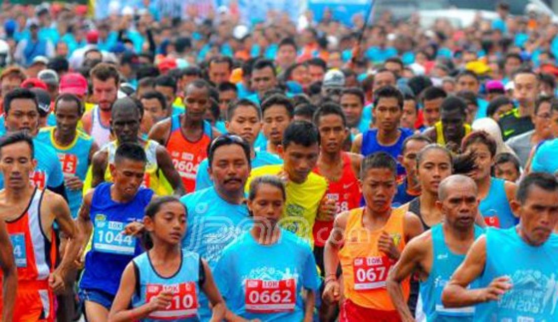 Banyuwangi International Run 2016 ternyata sanggup menarik animo atlet profesional untuk tampil. 1500 pelari ikuti even tersebut yang di selenggarakan minggu (9/10). Foto : Rendra Kurnia/Jawa Pos Radar Banyuwangi/JPNN.com. - JPNN.com