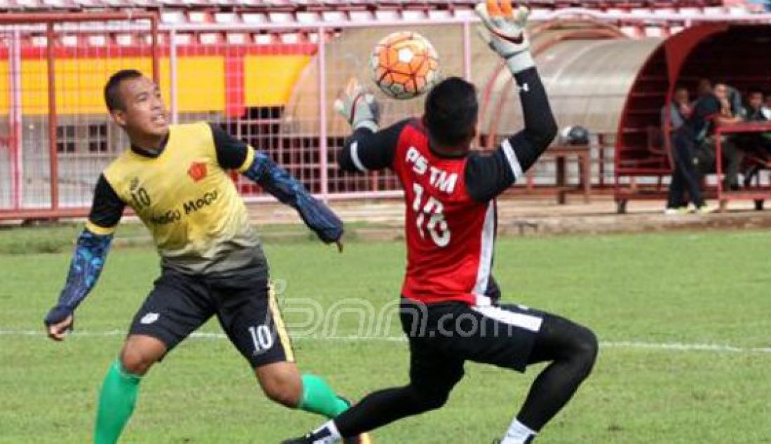 Pesepak bola PS TNI menggelar latihan uji coba lapangan di Stadion Mattoanging, Jalan Cenderawsih, Makassar, Minggu, 9 Oktober. Foto : Yusuf Wahil/Fajar/JPNN.com - JPNN.com