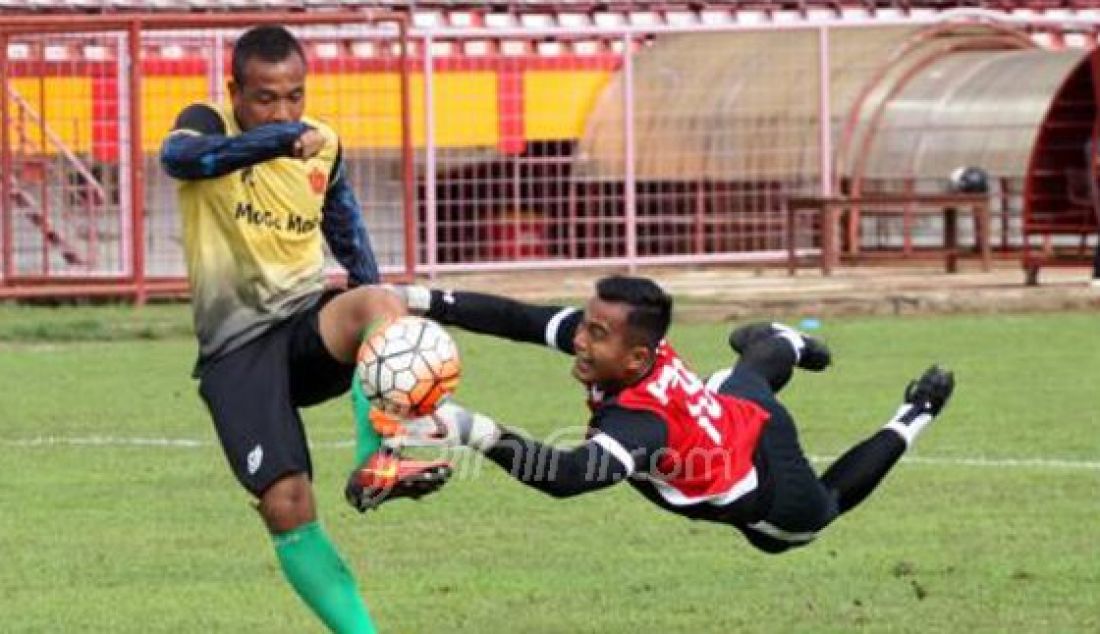 Pesepak bola PS TNI menggelar latihan uji coba lapangan di Stadion Mattoanging, Jalan Cenderawsih, Makassar, Minggu, 9 Oktober. Foto : Yusuf Wahil/Fajar/JPNN.com - JPNN.com