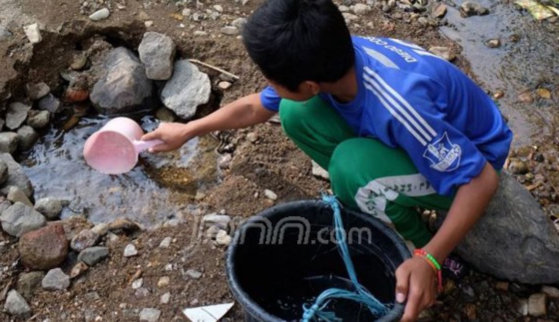 Bocah mengambil air disebuah mata air dari Sungai Kali Lanang yang surut di Kampung Juwet Perong, Desa Mekar Jaya, Kecamatan Bojonegara, Kabupaten Serang, Minggu (9/10/2016). Foto : Doni Kurniawan/Banten Raya/JPNN.com - JPNN.com