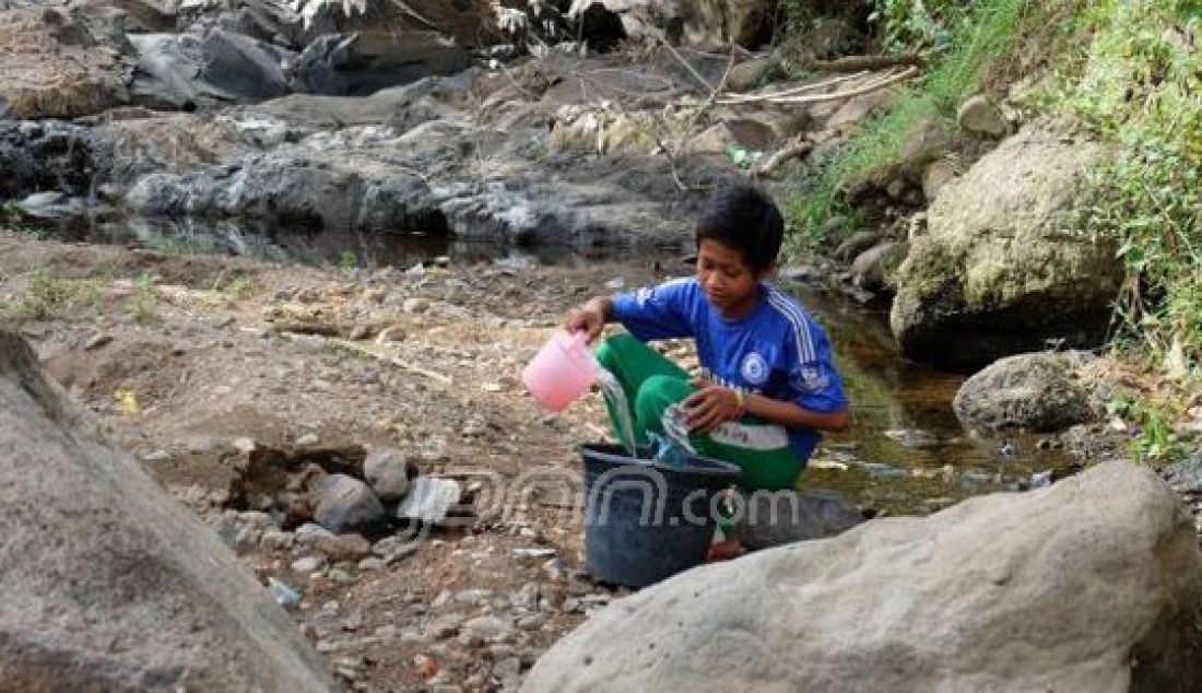 Bocah mengambil air disebuah mata air dari Sungai Kali Lanang yang surut di Kampung Juwet Perong, Desa Mekar Jaya, Kecamatan Bojonegara, Kabupaten Serang, Minggu (9/10/2016). Foto : Doni Kurniawan/Banten Raya/JPNN.com - JPNN.com