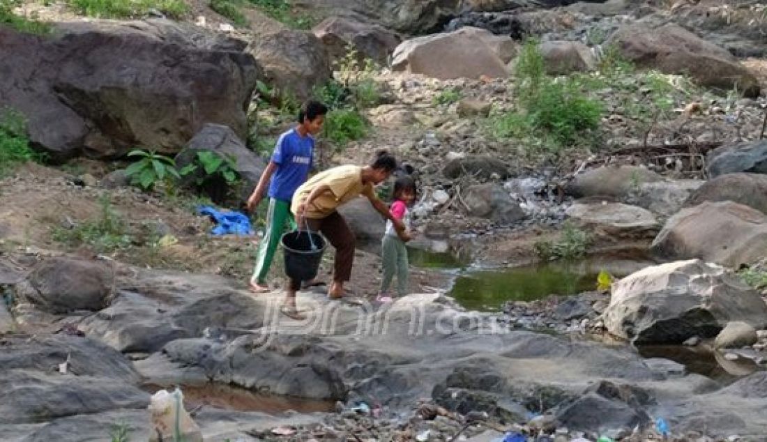 Bocah mengambil air disebuah mata air dari Sungai Kali Lanang yang surut di Kampung Juwet Perong, Desa Mekar Jaya, Kecamatan Bojonegara, Kabupaten Serang, Minggu (9/10/2016). Foto : Doni Kurniawan/Banten Raya/JPNN.com - JPNN.com