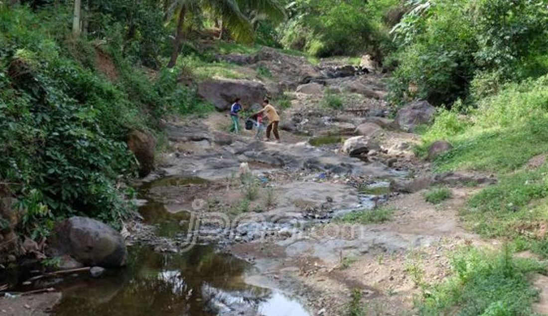 Bocah mengambil air disebuah mata air dari Sungai Kali Lanang yang surut di Kampung Juwet Perong, Desa Mekar Jaya, Kecamatan Bojonegara, Kabupaten Serang, Minggu (9/10/2016). Foto : Doni Kurniawan/Banten Raya/JPNN.com - JPNN.com