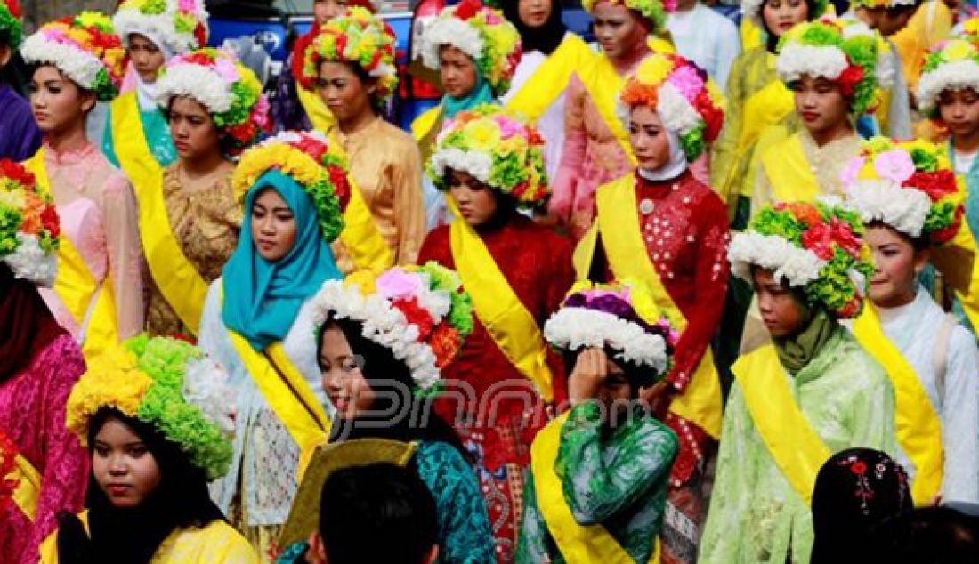 Sekitar 1000 gadis mengikuti karnaval Gadis Ngarot sepanjang 3 km. Karnaval tersebut biasa dilakukan berbarengan dengan hari ulang tahun Kabupaten Indramayu ke-489 dan menyongsong musim tanam padi tiba, Minggu (9/10). Foto : Utoyo Prieachdi/Radar Indramayu/JPNN.com - JPNN.com