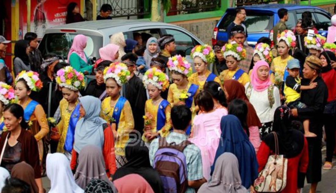 Sekitar 1000 gadis mengikuti karnaval Gadis Ngarot sepanjang 3 km. Karnaval tersebut biasa dilakukan berbarengan dengan hari ulang tahun Kabupaten Indramayu ke-489 dan menyongsong musim tanam padi tiba, Minggu (9/10). Foto : Utoyo Prieachdi/Radar Indramayu/JPNN.com - JPNN.com