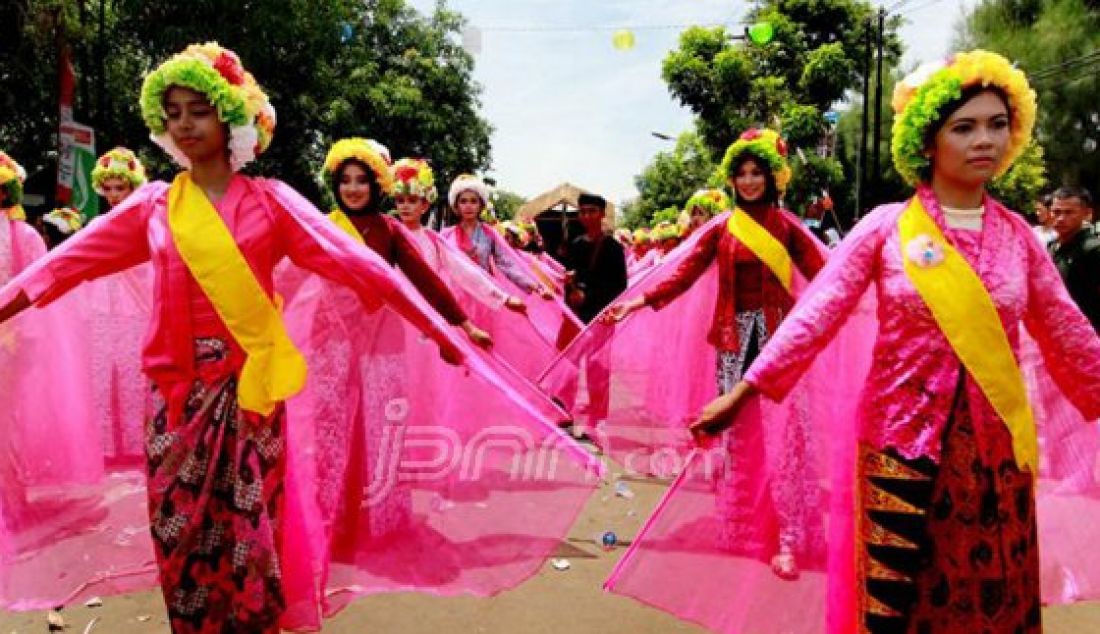 Sekitar 1000 gadis mengikuti karnaval Gadis Ngarot sepanjang 3 km. Karnaval tersebut biasa dilakukan berbarengan dengan hari ulang tahun Kabupaten Indramayu ke-489 dan menyongsong musim tanam padi tiba, Minggu (9/10). Foto : Utoyo Prieachdi/Radar Indramayu/JPNN.com - JPNN.com