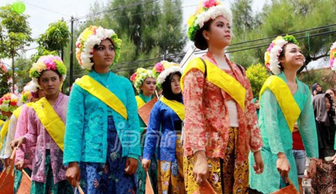 Sekitar 1000 gadis mengikuti karnaval Gadis Ngarot sepanjang 3 km. Karnaval tersebut biasa dilakukan berbarengan dengan hari ulang tahun Kabupaten Indramayu ke-489 dan menyongsong musim tanam padi tiba, Minggu (9/10). Foto : Utoyo Prieachdi/Radar Indramayu/JPNN.com - JPNN.com