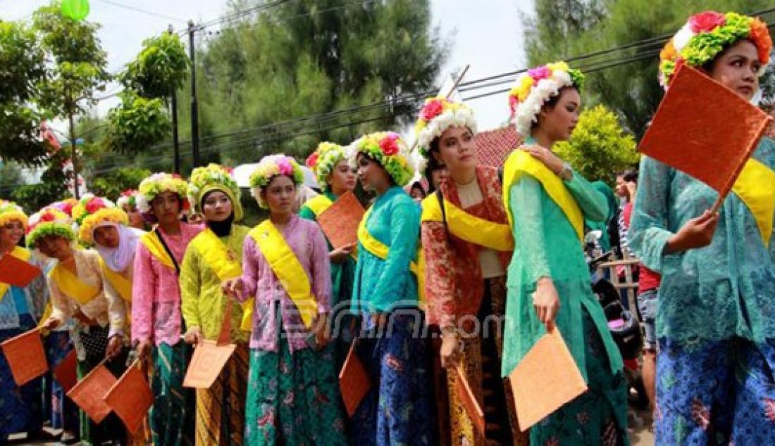 Sekitar 1000 gadis mengikuti karnaval Gadis Ngarot sepanjang 3 km. Karnaval tersebut biasa dilakukan berbarengan dengan hari ulang tahun Kabupaten Indramayu ke-489 dan menyongsong musim tanam padi tiba, Minggu (9/10). Foto : Utoyo Prieachdi/Radar Indramayu/JPNN.com - JPNN.com