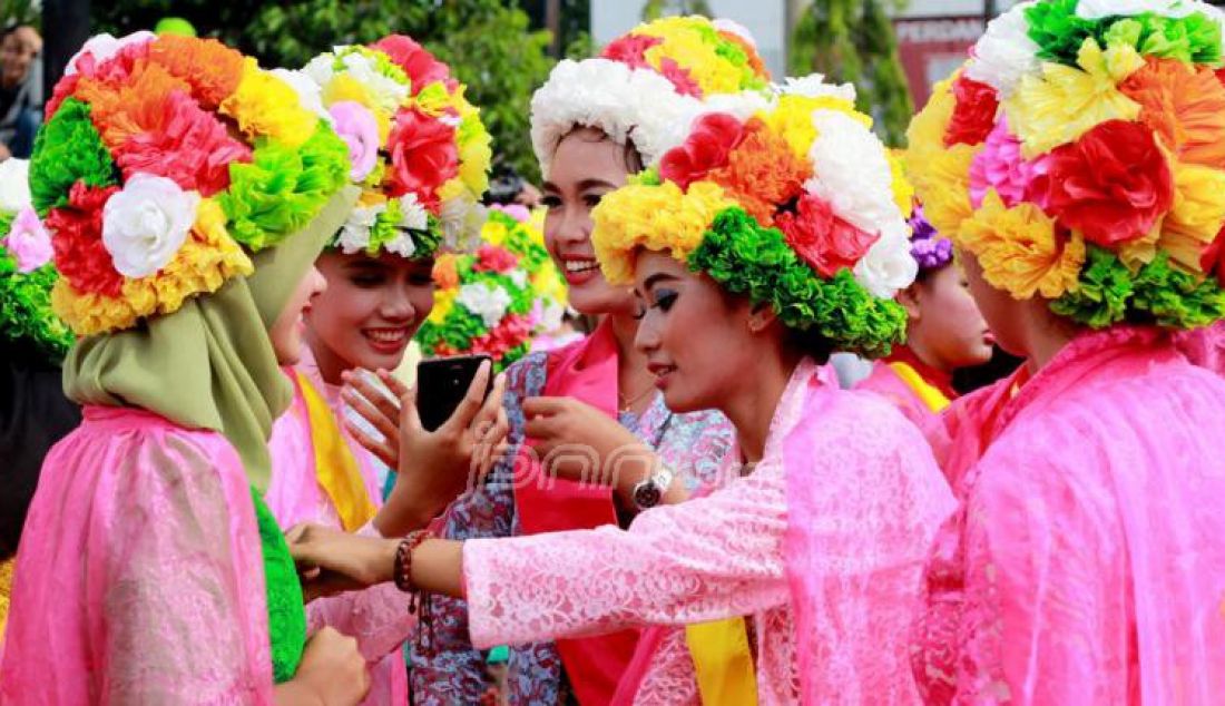 Sekitar 1000 gadis mengikuti karnaval Gadis Ngarot sepanjang 3 km. Karnaval tersebut biasa dilakukan berbarengan dengan hari ulang tahun Kabupaten Indramayu ke-489 dan menyongsong musim tanam padi tiba, Minggu (9/10). Foto : Utoyo Prieachdi/Radar Indramayu/JPNN.com - JPNN.com