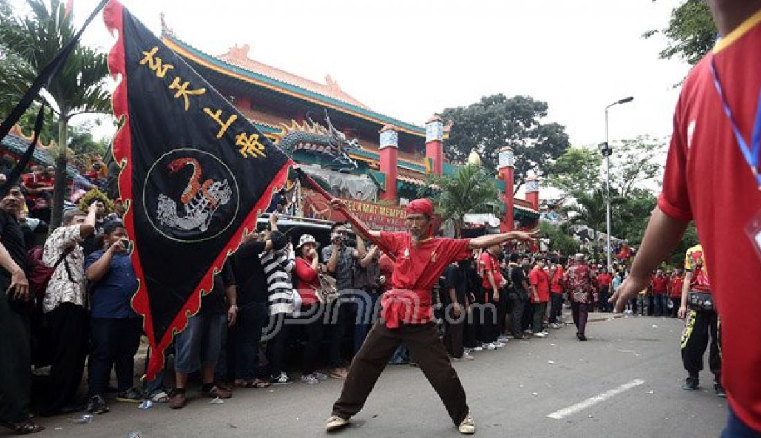 Warga Tionghoa Indonesia, mengarak Toa Pe Kong saat perayaan lahir nabi Kongzi (Zhi Sheng Dan) ke 2567 di Taman Mini Indonesia Indah (TMII), Jakarta, Minggu (9/10). Ratusan umat Konghucu menggelar kirab budaya kesenian Barongsai, Liong serta mengarak Toa Pe Kong. Foto; Ricardo/JPNN.com - JPNN.com