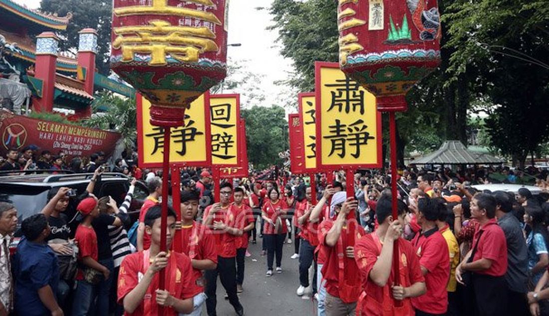 Warga Tionghoa Indonesia, mengarak Toa Pe Kong saat perayaan lahir nabi Kongzi (Zhi Sheng Dan) ke 2567 di Taman Mini Indonesia Indah (TMII), Jakarta, Minggu (9/10). Ratusan umat Konghucu menggelar kirab budaya kesenian Barongsai, Liong serta mengarak Toa Pe Kong. Foto; Ricardo/JPNN.com - JPNN.com