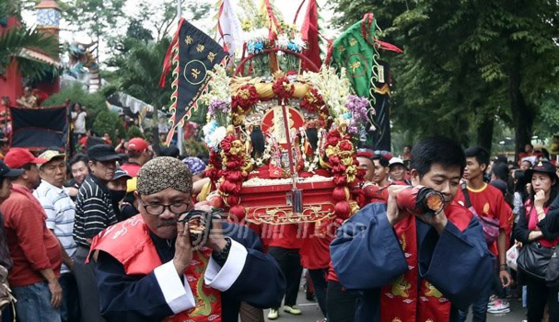 Warga Tionghoa Indonesia, mengarak Toa Pe Kong saat perayaan lahir nabi Kongzi (Zhi Sheng Dan) ke 2567 di Taman Mini Indonesia Indah (TMII), Jakarta, Minggu (9/10). Ratusan umat Konghucu menggelar kirab budaya kesenian Barongsai, Liong serta mengarak Toa Pe Kong. Foto; Ricardo/JPNN.com - JPNN.com