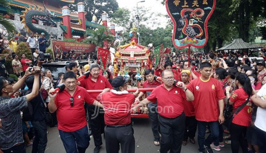 Warga Tionghoa Indonesia, mengarak Toa Pe Kong saat perayaan lahir nabi Kongzi (Zhi Sheng Dan) ke 2567 di Taman Mini Indonesia Indah (TMII), Jakarta, Minggu (9/10). Ratusan umat Konghucu menggelar kirab budaya kesenian Barongsai, Liong serta mengarak Toa Pe Kong. Foto; Ricardo/JPNN.com - JPNN.com