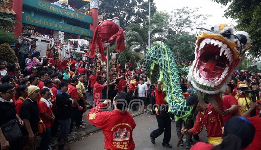 Warga Tionghoa Indonesia, mengarak Toa Pe Kong saat perayaan lahir nabi Kongzi (Zhi Sheng Dan) ke 2567 di Taman Mini Indonesia Indah (TMII), Jakarta, Minggu (9/10). Ratusan umat Konghucu menggelar kirab budaya kesenian Barongsai, Liong serta mengarak Toa Pe Kong. Foto; Ricardo/JPNN.com - JPNN.com