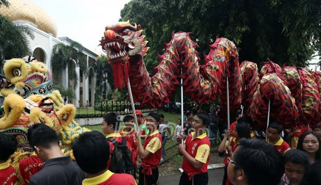 Warga Tionghoa Indonesia, mengarak Toa Pe Kong saat perayaan lahir nabi Kongzi (Zhi Sheng Dan) ke 2567 di Taman Mini Indonesia Indah (TMII), Jakarta, Minggu (9/10). Ratusan umat Konghucu menggelar kirab budaya kesenian Barongsai, Liong serta mengarak Toa Pe Kong. Foto; Ricardo/JPNN.com - JPNN.com