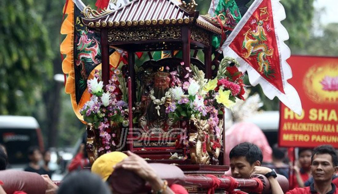 Warga Tionghoa Indonesia, mengarak Toa Pe Kong saat perayaan lahir nabi Kongzi (Zhi Sheng Dan) ke 2567 di Taman Mini Indonesia Indah (TMII), Jakarta, Minggu (9/10). Ratusan umat Konghucu menggelar kirab budaya kesenian Barongsai, Liong serta mengarak Toa Pe Kong. Foto; Ricardo/JPNN.com - JPNN.com