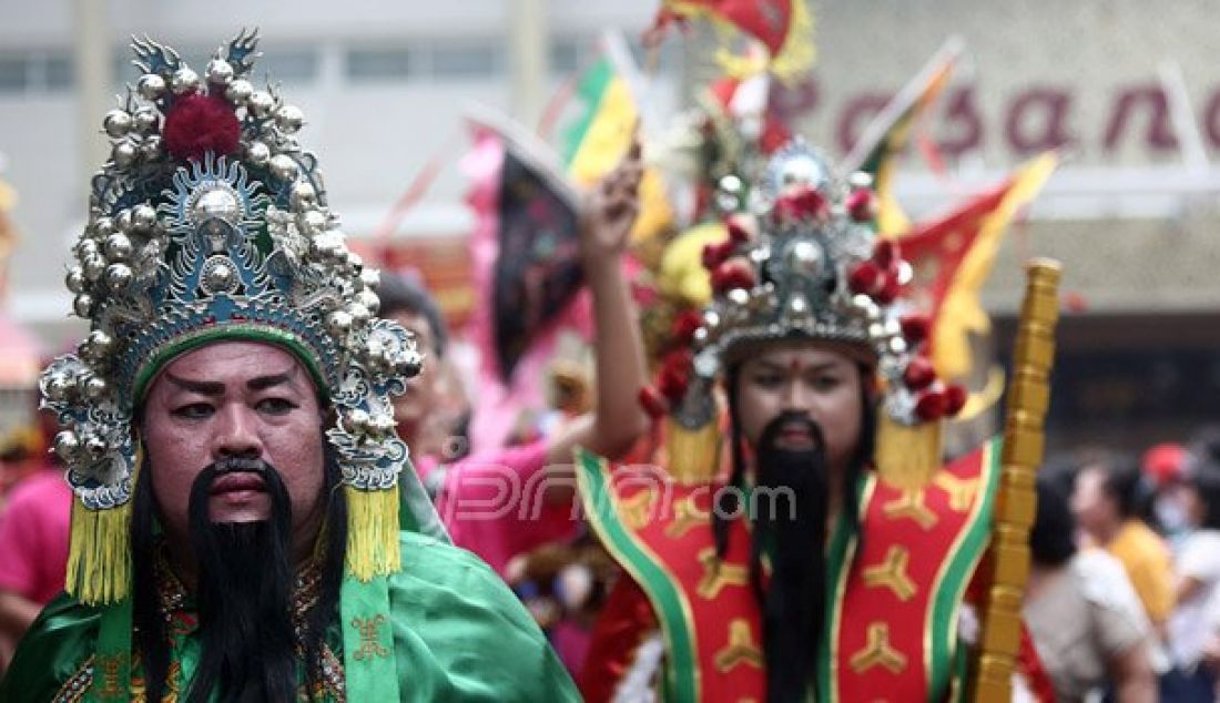 Warga Tionghoa Indonesia, mengarak Toa Pe Kong saat perayaan lahir nabi Kongzi (Zhi Sheng Dan) ke 2567 di Taman Mini Indonesia Indah (TMII), Jakarta, Minggu (9/10). Ratusan umat Konghucu menggelar kirab budaya kesenian Barongsai, Liong serta mengarak Toa Pe Kong. Foto; Ricardo/JPNN.com - JPNN.com