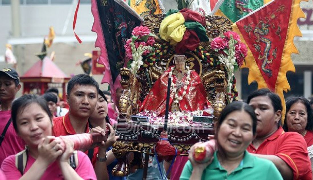 Warga Tionghoa Indonesia, mengarak Toa Pe Kong saat perayaan lahir nabi Kongzi (Zhi Sheng Dan) ke 2567 di Taman Mini Indonesia Indah (TMII), Jakarta, Minggu (9/10). Ratusan umat Konghucu menggelar kirab budaya kesenian Barongsai, Liong serta mengarak Toa Pe Kong. Foto; Ricardo/JPNN.com - JPNN.com