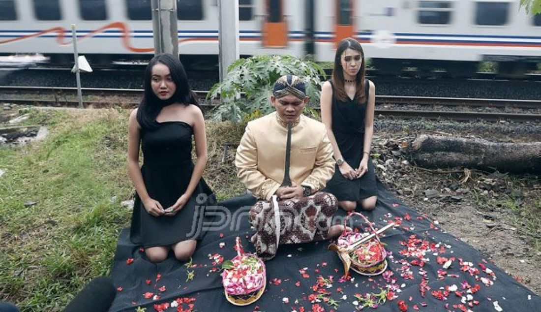 Mbah Mijan bersama model melakukan ruwatan di Perlintasan Kereta Api Bintaro, Jakarta Selatan, Senin (10/10). Peristiwa ini untuk mengenang Tragedi Kecelakaan Antara Mobil Tanki Pertamina dengan KRL. Foto: Ricardo/JPNN.com - JPNN.com