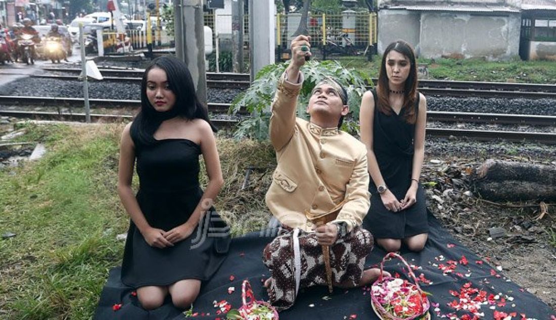 Mbah Mijan bersama model melakukan ruwatan di Perlintasan Kereta Api Bintaro, Jakarta Selatan, Senin (10/10). Peristiwa ini untuk mengenang Tragedi Kecelakaan Antara Mobil Tanki Pertamina dengan KRL. Foto: Ricardo/JPNN.com - JPNN.com