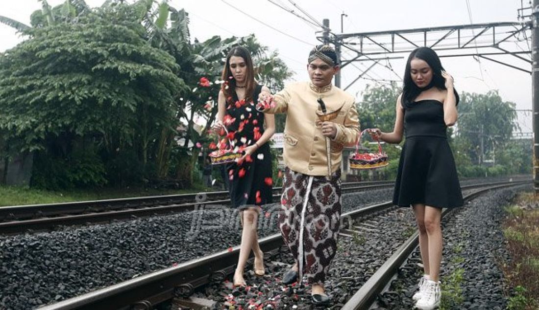 Mbah Mijan bersama model melakukan ruwatan di Perlintasan Kereta Api Bintaro, Jakarta Selatan, Senin (10/10). Peristiwa ini untuk mengenang Tragedi Kecelakaan Antara Mobil Tanki Pertamina dengan KRL. Foto: Ricardo/JPNN.com - JPNN.com