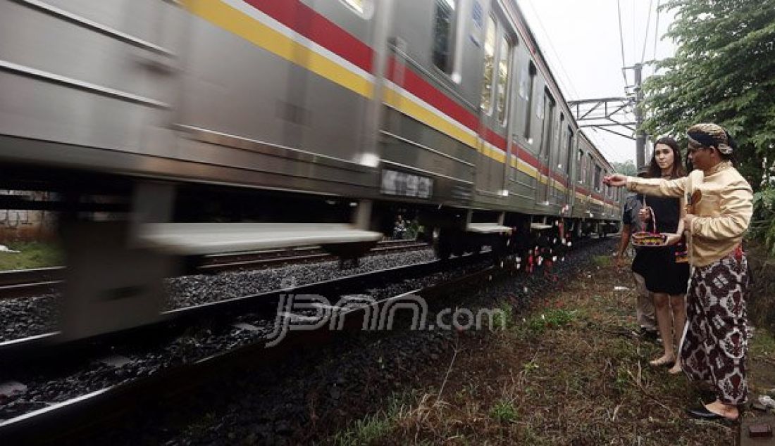 Mbah Mijan bersama model melakukan ruwatan di Perlintasan Kereta Api Bintaro, Jakarta Selatan, Senin (10/10). Peristiwa ini untuk mengenang Tragedi Kecelakaan Antara Mobil Tanki Pertamina dengan KRL. Foto: Ricardo/JPNN.com - JPNN.com