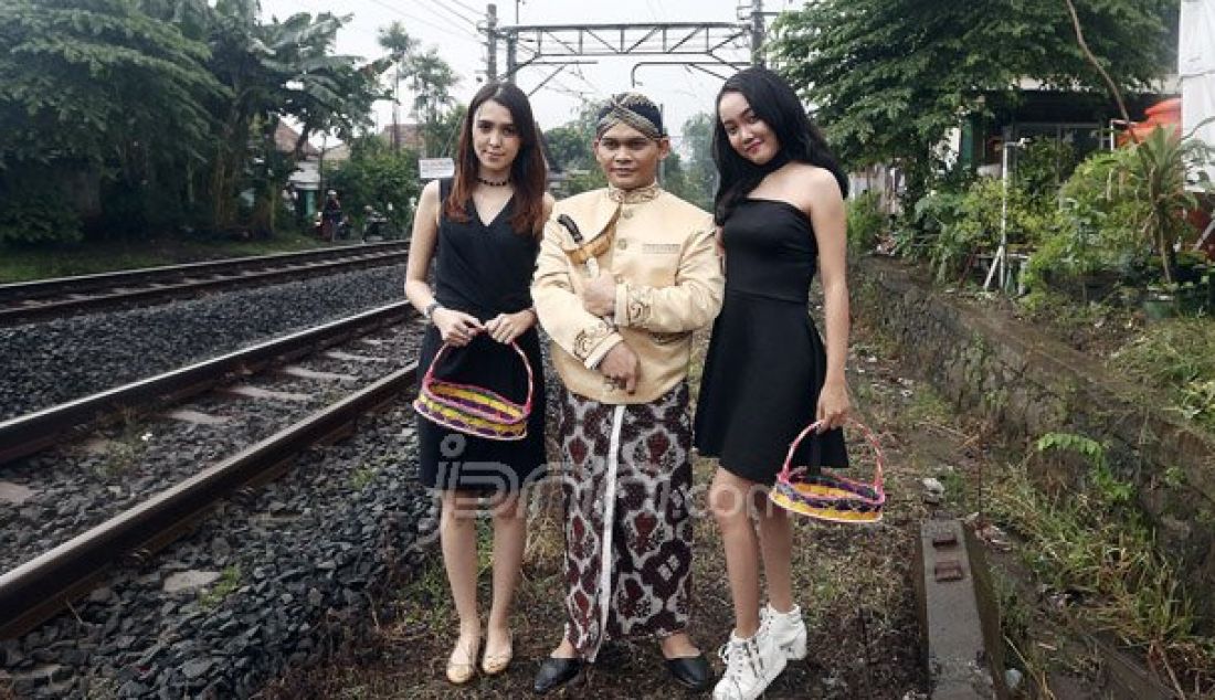 Mbah Mijan bersama model melakukan ruwatan di Perlintasan Kereta Api Bintaro, Jakarta Selatan, Senin (10/10). Peristiwa ini untuk mengenang Tragedi Kecelakaan Antara Mobil Tanki Pertamina dengan KRL. Foto: Ricardo/JPNN.com - JPNN.com