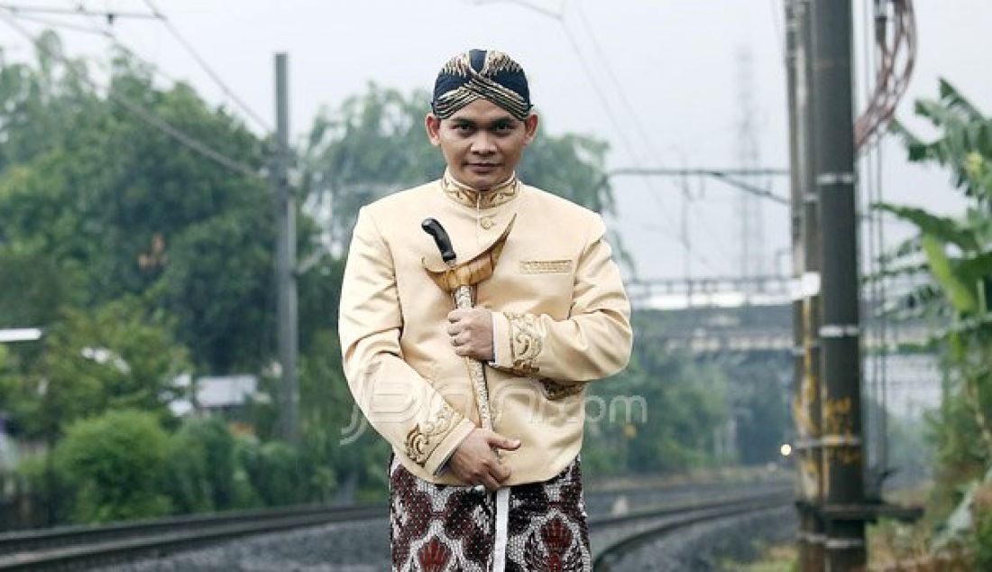 Mbah Mijan bersama model melakukan ruwatan di Perlintasan Kereta Api Bintaro, Jakarta Selatan, Senin (10/10). Peristiwa ini untuk mengenang Tragedi Kecelakaan Antara Mobil Tanki Pertamina dengan KRL. Foto: Ricardo/JPNN.com - JPNN.com