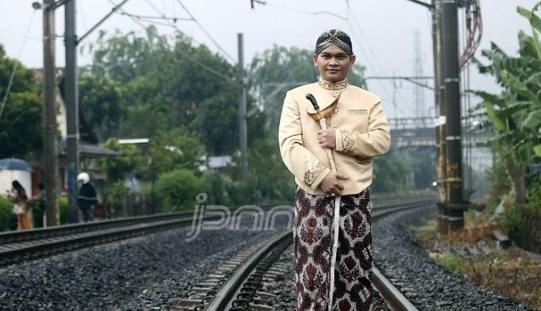 Mbah Mijan bersama model melakukan ruwatan di Perlintasan Kereta Api Bintaro, Jakarta Selatan, Senin (10/10). Peristiwa ini untuk mengenang Tragedi Kecelakaan Antara Mobil Tanki Pertamina dengan KRL. Foto: Ricardo/JPNN.com - JPNN.com