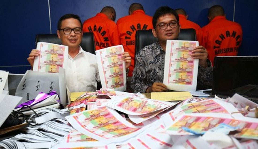 Direktur Tipideksus Bareskrim Brigjen Agung Setya dan Kadiv Penanggulangan Uang Palsu Bank Indonesia, Hasiholan Siahaan menunjukkan barang bukti uang palsu, Jakarta, Senin (10/10). Sebanyak 20 ribu lembar uang pecahan Rp 100 ribu (Rp 2 miliar). Foto: Imam/Jawa Pos - JPNN.com