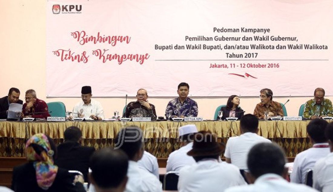 Ketua KPU RI Juri Ardiantoro bersama Komisioner KPU RI dan Ketua Komisi II DPR Rambe Kamarul Zaman mengadakan Bimbingan Teknis Kampanye kepada anggota KPU Provinsi di Gedung KPU, Jakarta, Selasa (11/10). Foto: Ricardo/JPNN.com - JPNN.com