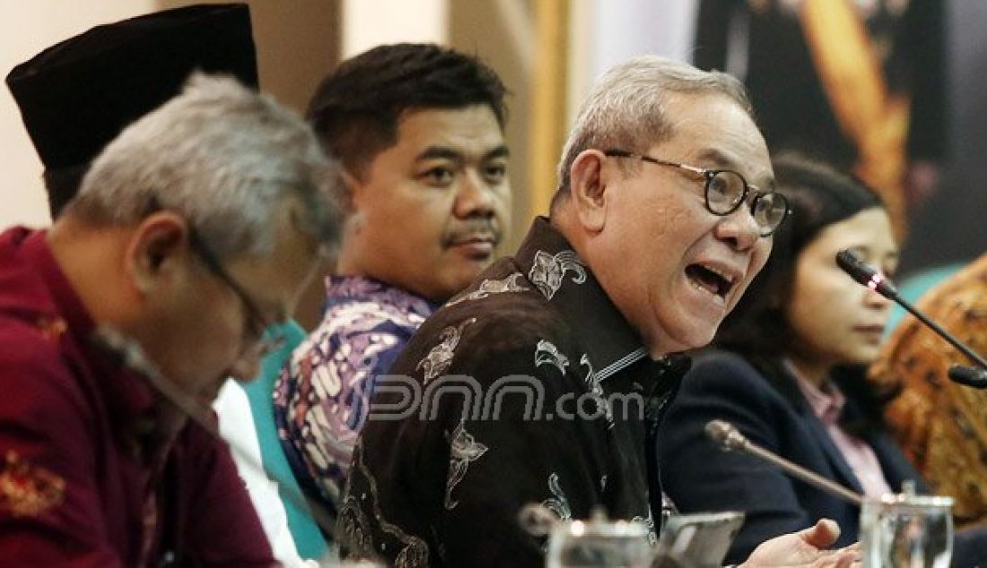 Ketua KPU RI Juri Ardiantoro bersama Komisioner KPU RI dan Ketua Komisi II DPR Rambe Kamarul Zaman mengadakan Bimbingan Teknis Kampanye kepada anggota KPU Provinsi di Gedung KPU, Jakarta, Selasa (11/10). Foto: Ricardo/JPNN.com - JPNN.com