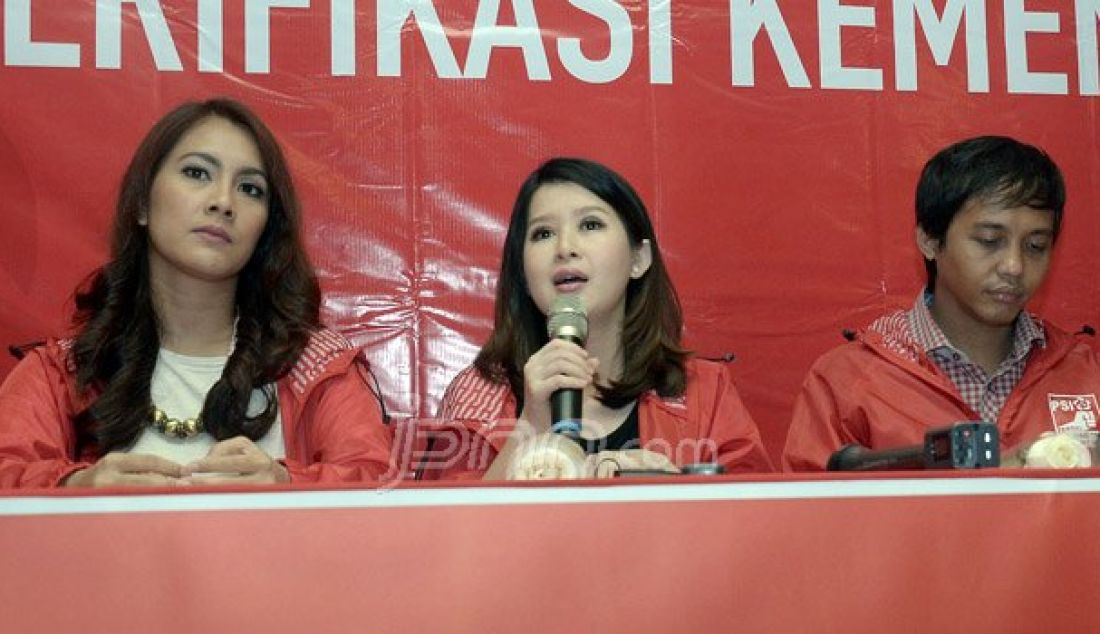 Ketua Umum Partai Solidaritas Indonesia (PSI), Grace Natalie menggelar konferensi pers terkait verifikasi yang dilakukan oleh Kemenkumham, Jakarta, Selasa (11/10). Kemenkumham menyatakan Partai Solidaritas Indonesia (PSI) lolos sebagai partai politik. Foto: Ricardo/JPNN.com - JPNN.com