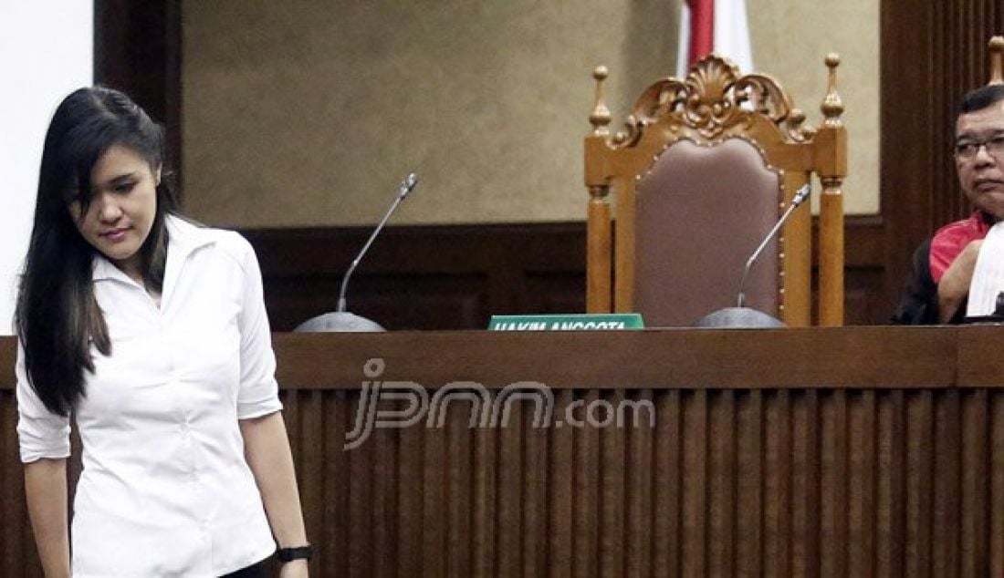 Terdakwa kasus pembunuhan berencana kepada teman kuliahnya, Wayan Mirna Salihin, Jessica Kumala Wongso menjalani sidang pledoi di Pengadilan Negeri Jakarta Pusat, Rabu (12/10). Dalam pledoinya, Jessica tidak meracuni Mirna dan Mirna sahabat dihatinya. Foto: Ricardo/JPNN.com - JPNN.com