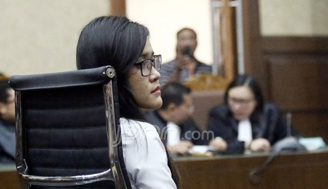 Terdakwa kasus pembunuhan berencana kepada teman kuliahnya, Wayan Mirna Salihin, Jessica Kumala Wongso menjalani sidang pledoi di Pengadilan Negeri Jakarta Pusat, Rabu (12/10). Dalam pledoinya, Jessica tidak meracuni Mirna dan Mirna sahabat dihatinya. Foto: Ricardo/JPNN.com - JPNN.com