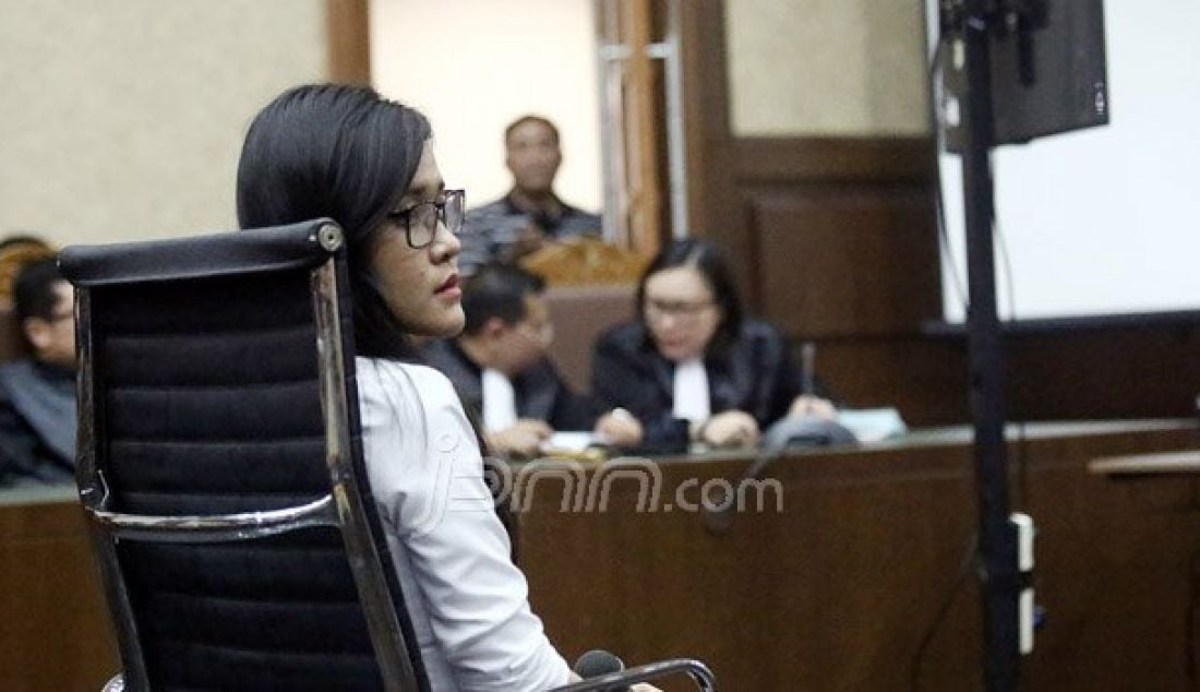 Terdakwa kasus pembunuhan berencana kepada teman kuliahnya, Wayan Mirna Salihin, Jessica Kumala Wongso menjalani sidang pledoi di Pengadilan Negeri Jakarta Pusat, Rabu (12/10). Dalam pledoinya, Jessica tidak meracuni Mirna dan Mirna sahabat dihatinya. Foto: Ricardo/JPNN.com - JPNN.com