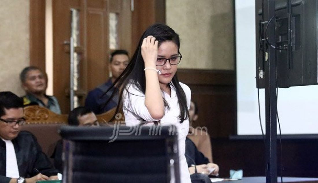 Terdakwa kasus pembunuhan berencana kepada teman kuliahnya, Wayan Mirna Salihin, Jessica Kumala Wongso menjalani sidang pledoi di Pengadilan Negeri Jakarta Pusat, Rabu (12/10). Dalam pledoinya, Jessica tidak meracuni Mirna dan Mirna sahabat dihatinya. Foto: Ricardo/JPNN.com - JPNN.com