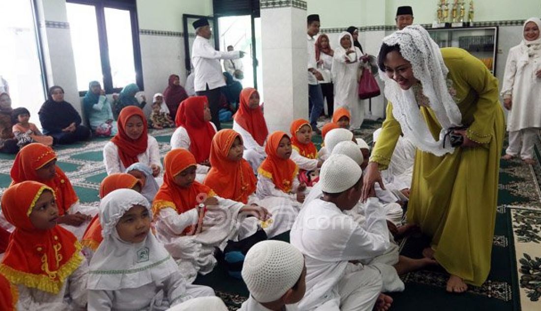 Isteri Wakil Gubernur DKI Jakarta, Happy Farida Djarot memberikan sambutan saat acara silahturahmi di yayasan Nurul Hikmah Halim di Jakarta, Rabu (12/10). Selain mendengarkan keluh kesah warga, Happy Djarot juga memberikan santunan kepada anak yatim. Foto: Ricardo/JPNN.com - JPNN.com