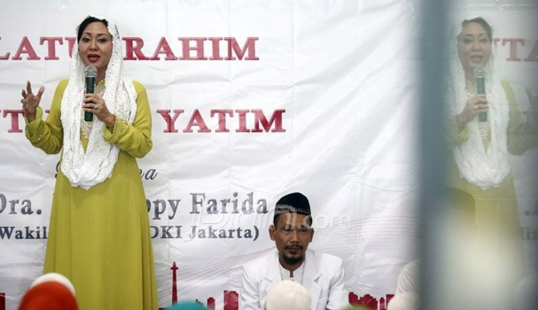 Isteri Wakil Gubernur DKI Jakarta, Happy Farida Djarot memberikan sambutan saat acara silahturahmi di yayasan Nurul Hikmah Halim di Jakarta, Rabu (12/10). Selain mendengarkan keluh kesah warga, Happy Djarot juga memberikan santunan kepada anak yatim. Foto: Ricardo/JPNN.com - JPNN.com