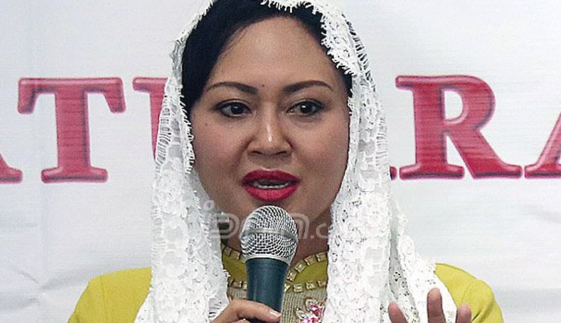 Isteri Wakil Gubernur DKI Jakarta, Happy Farida Djarot memberikan sambutan saat acara silahturahmi di yayasan Nurul Hikmah Halim di Jakarta, Rabu (12/10). Selain mendengarkan keluh kesah warga, Happy Djarot juga memberikan santunan kepada anak yatim. Foto: Ricardo/JPNN.com - JPNN.com