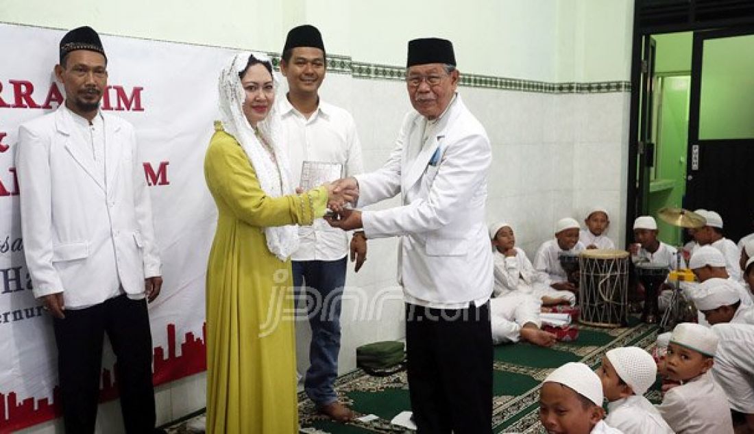 Isteri Wakil Gubernur DKI Jakarta, Happy Farida Djarot memberikan sambutan saat acara silahturahmi di yayasan Nurul Hikmah Halim di Jakarta, Rabu (12/10). Selain mendengarkan keluh kesah warga, Happy Djarot juga memberikan santunan kepada anak yatim. Foto: Ricardo/JPNN.com - JPNN.com