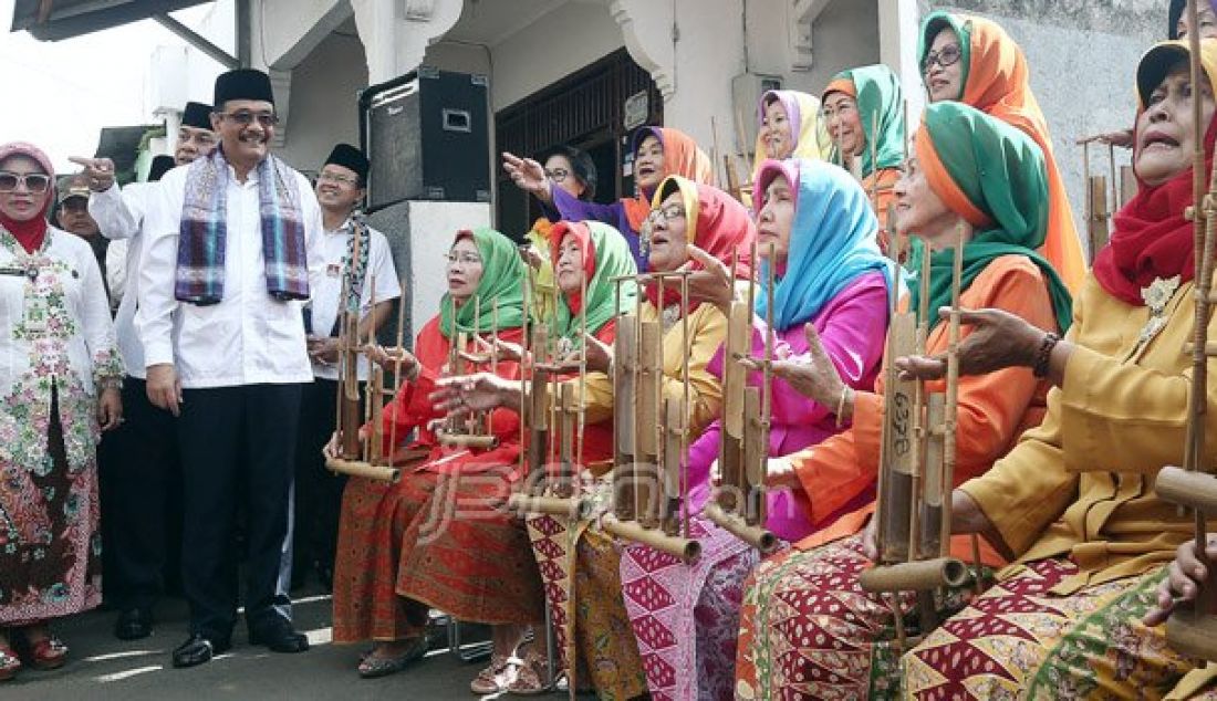 Wakil Gubernur DKI Jakarta Djarot Saiful Hidayat saat peresmian Ruang Publik Terpadu Ramah Anak (RPTRA) Pinang Pola, Jakarta, Kamis (13/10). Djarot mengapresiasi desain RPTRA Pinang Pola sebab aktifitas warga untuk berinteraksi sosial terpenuhi. Foto: Ricardo/JPNN.com - JPNN.com